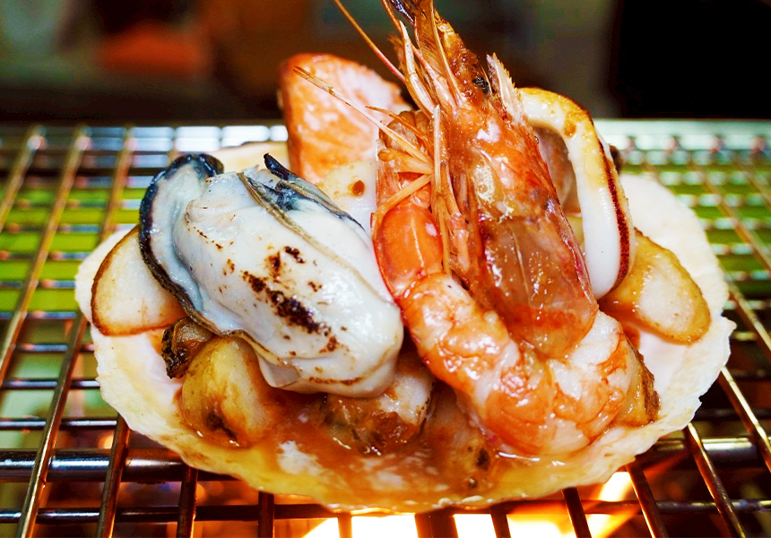 築地海鮮焼き｜焼きカキ、赤エビ、イカ、ホタテ、つぶ貝、サーモンハラス、マグロハラモ、ジャガイモ